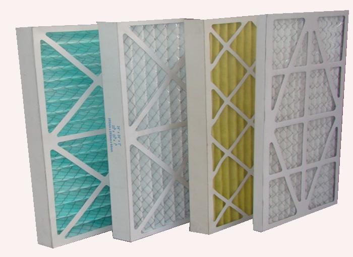纸框初效过滤器滤料：是以折叠形式装入高强度摸且硬纸板内，迎风面积增大。流入的空气中的尘埃粒子被过滤材料有效阻挡褶与褶之间。